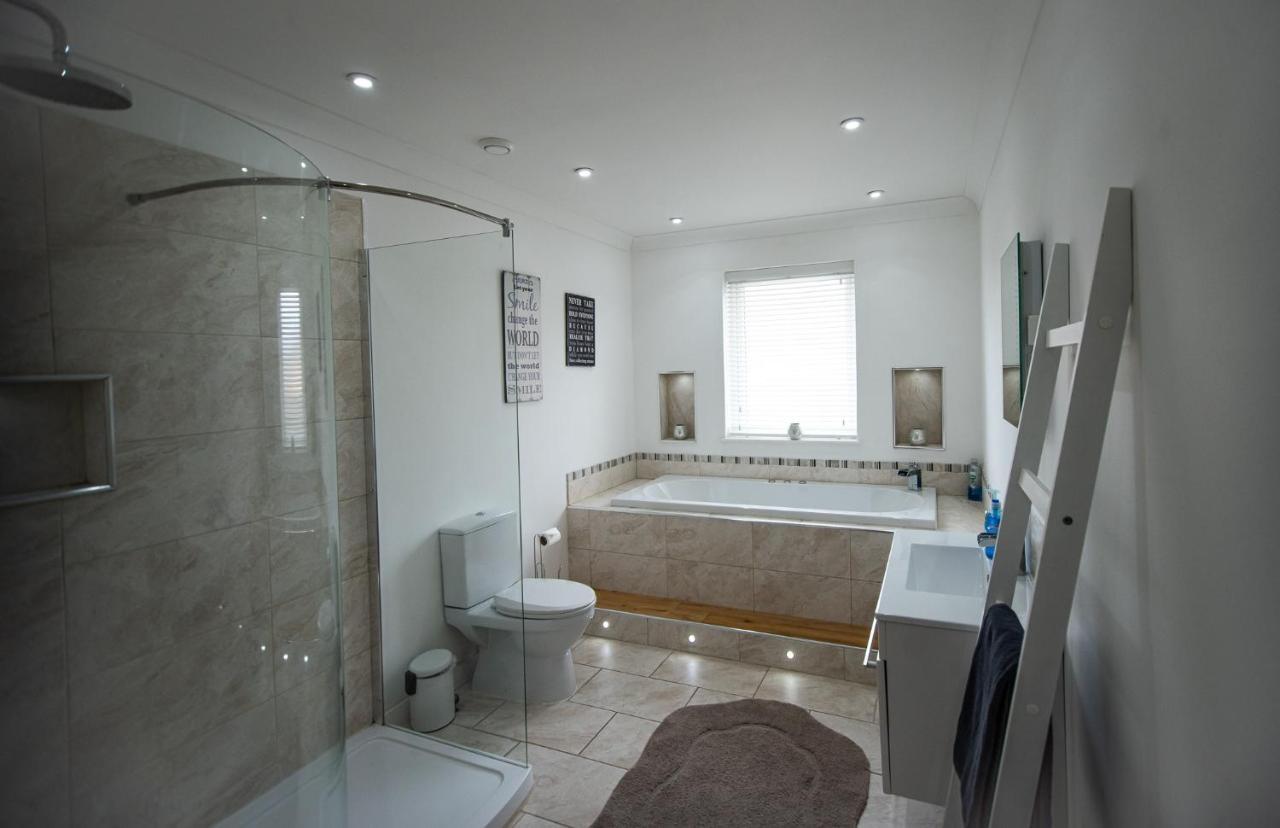 Charming 1Br Cottage With Garden, Spacious Rooms - Part Of Langley Serviced Apartments Several Properties In Wick Wick  Exterior photo
